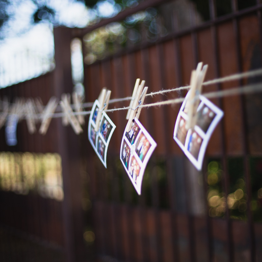 photo de la borne à selfie suspendues par des pinces à linge